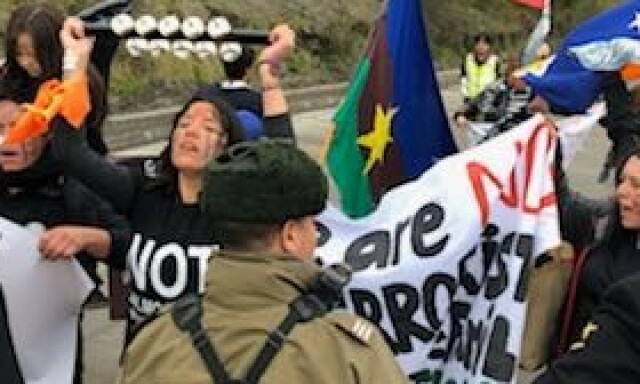 Kongeparets bil angrepet av demonstranter